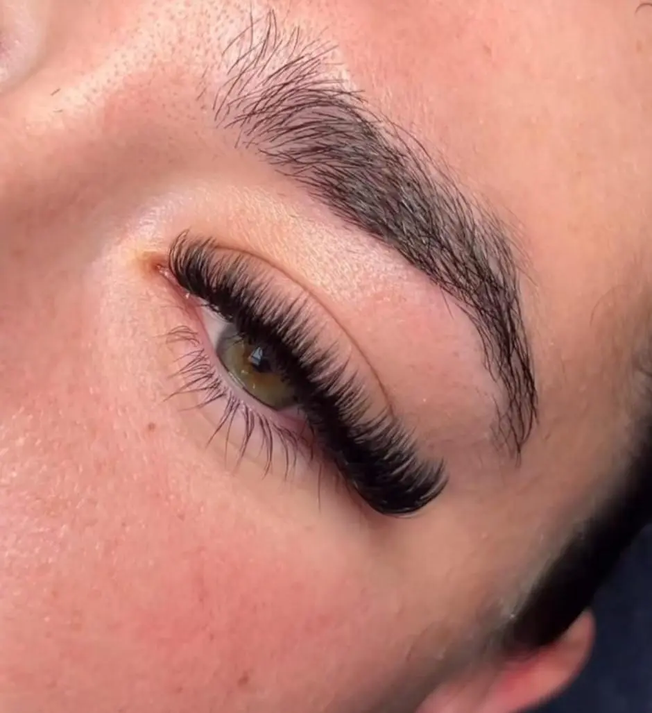 Wimpernverlängerung mit intensivem, dramatischem Look