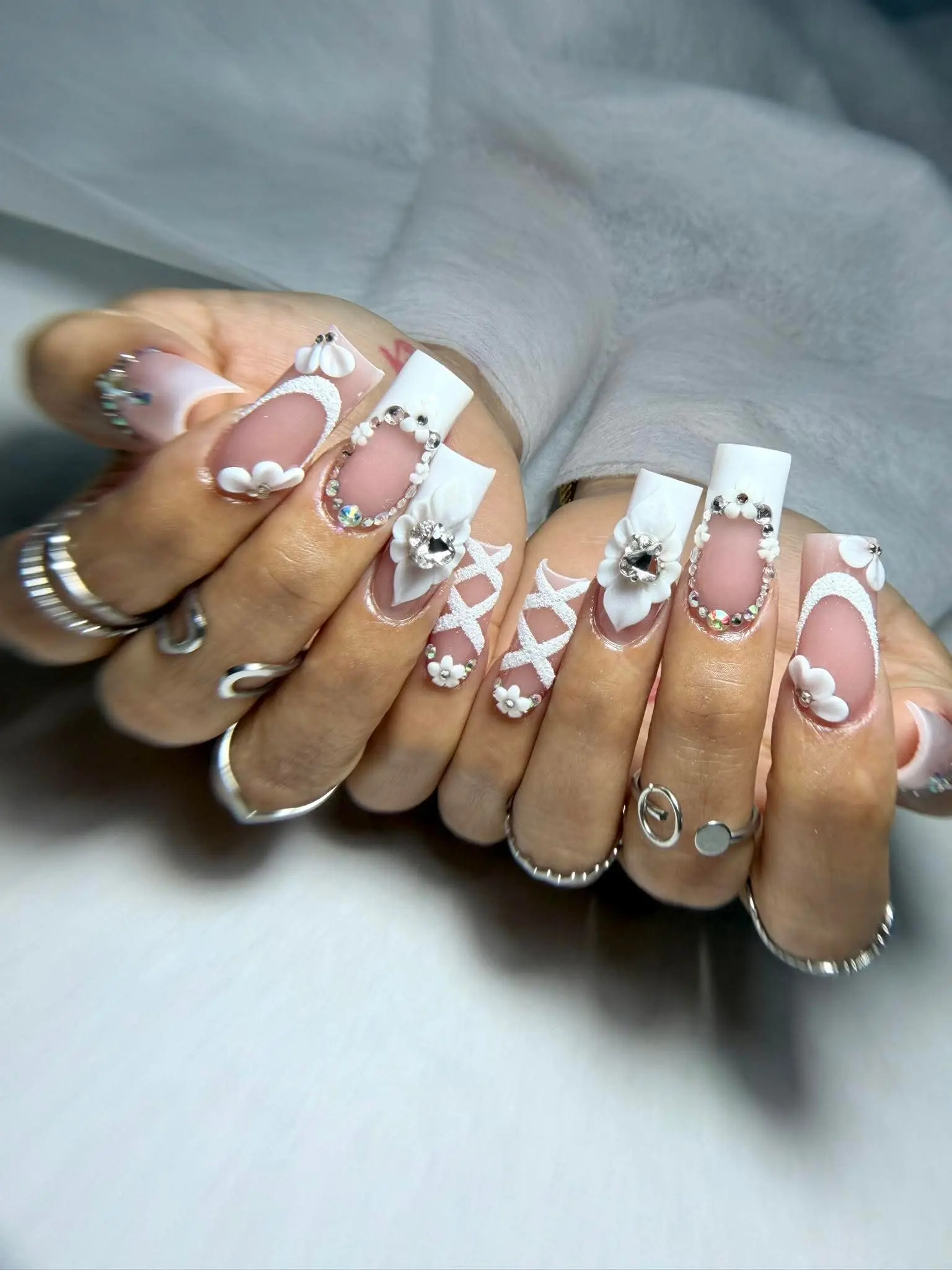 Eckige Nägel mit weissem French, 3D-Blüten, Schnürmuster und Strass